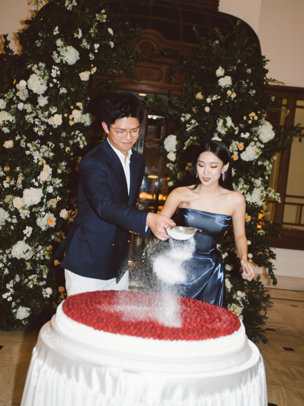 24岁女艺人无预警宣布结婚！未婚夫首度曝光晒巨钻放闪 荣升同届港姐首位人妻