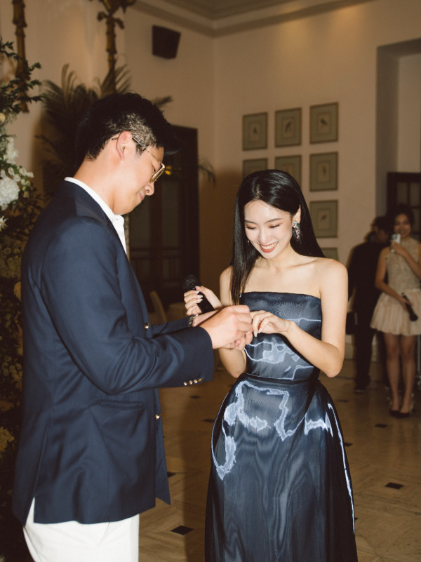 24岁女艺人无预警宣布结婚!未婚夫首度曝光晒巨钻放闪 荣升同届港姐首位人妻