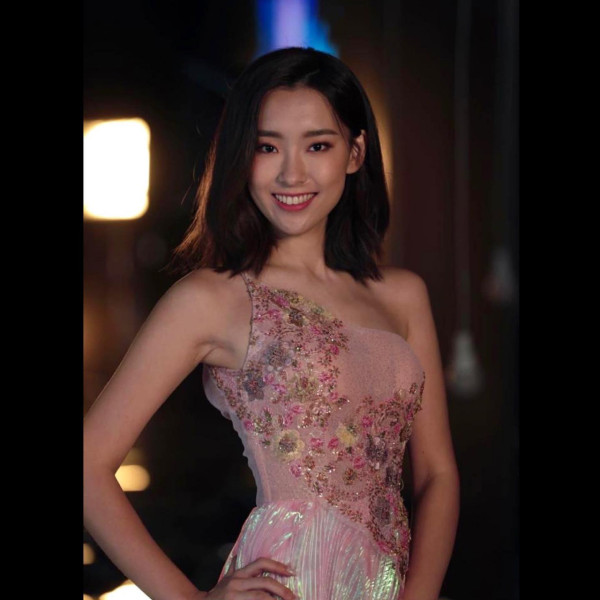 24岁女艺人无预警宣布结婚！未婚夫首度曝光晒巨钻放闪 荣升同届港姐首位人妻