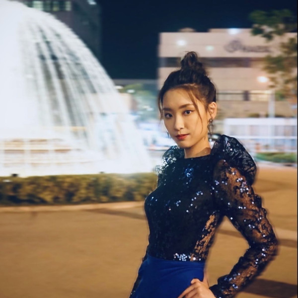24岁女艺人无预警宣布结婚！未婚夫首度曝光晒巨钻放闪 荣升同届港姐首位人妻