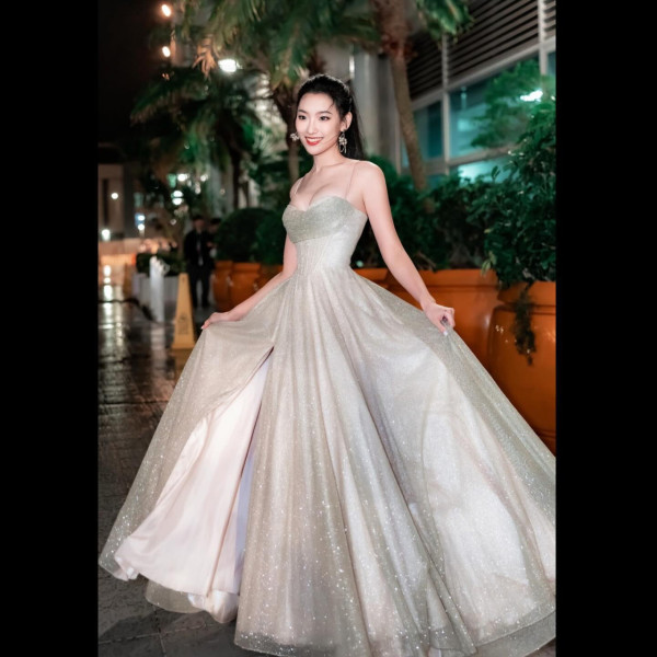 24岁女艺人无预警宣布结婚！未婚夫首度曝光晒巨钻放闪 荣升同届港姐首位人妻
