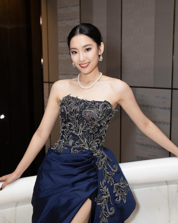 24岁女艺人无预警宣布结婚！未婚夫首度曝光晒巨钻放闪 荣升同届港姐首位人妻
