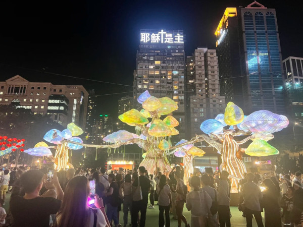 維園中秋綵燈會人山人海！網民驚呼人流似行年宵 未入夜已逼爆排40分鐘