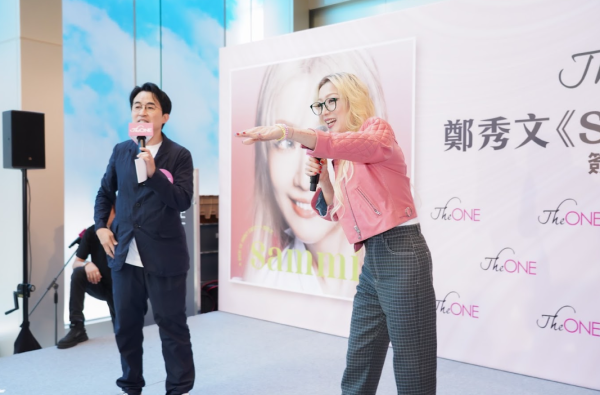 郑秀文相隔8年再开签名会全场爆满！近千人挤爆尖沙咀 歌迷激动相拥爆哭