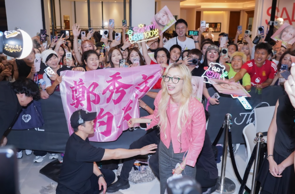 郑秀文相隔8年再开签名会全场爆满!近千人挤爆尖沙咀 歌迷激动相拥爆哭