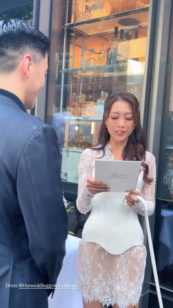 35岁前港姐户外签字低调注册结婚！IG公布喜讯荣升人妻：“from Miss to Mrs”