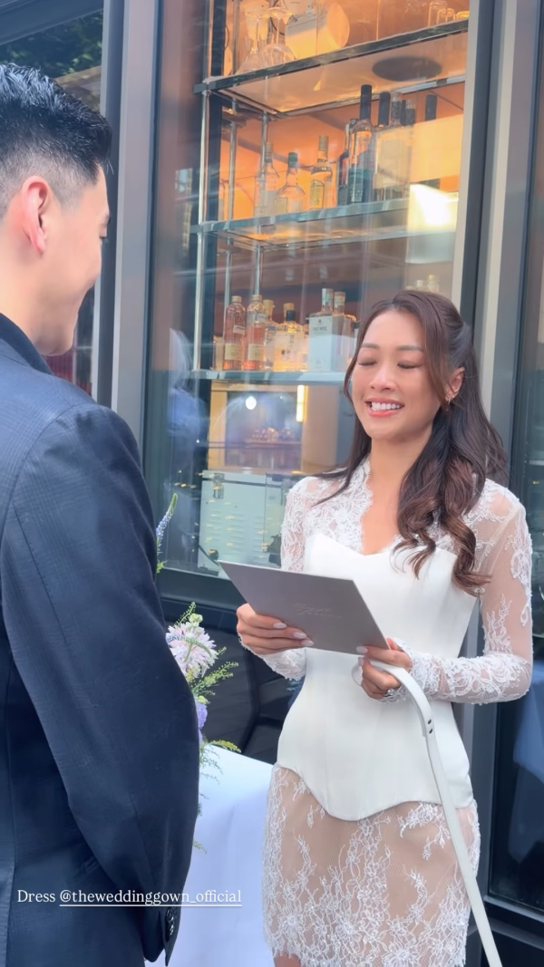35岁前港姐户外签字低调注册结婚！IG公布喜讯荣升人妻：“from Miss to Mrs”
