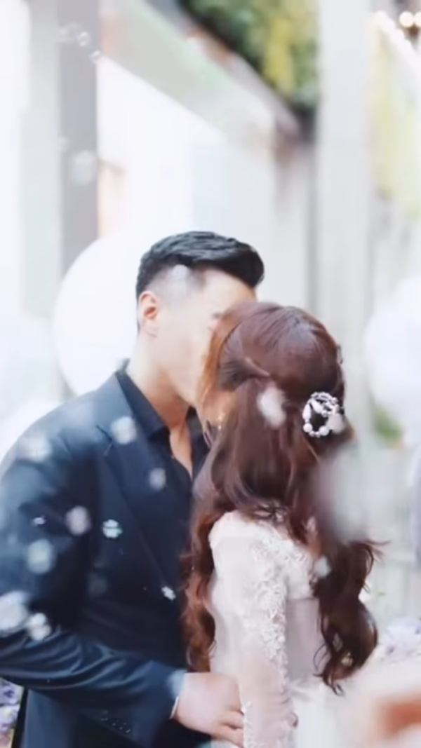 35岁前港姐户外签字低调注册结婚!IG公布喜讯荣升人妻:“from Miss to Mrs”
