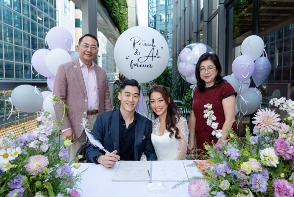 35岁前港姐户外签字低调注册结婚!IG公布喜讯荣升人妻:“from Miss to Mrs”