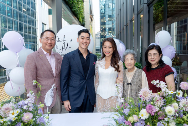 35岁前港姐户外签字低调注册结婚!IG公布喜讯荣升人妻:“from Miss to Mrs”