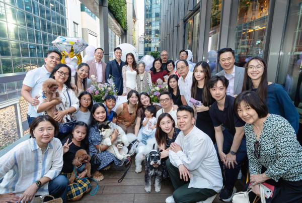 35岁前港姐户外签字低调注册结婚！IG公布喜讯荣升人妻：“from Miss to Mrs”