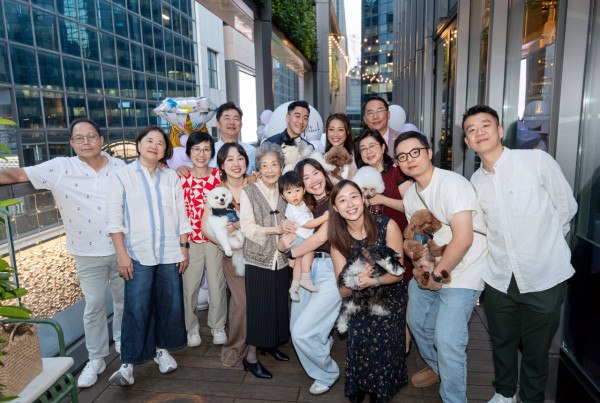 35岁前港姐户外签字低调注册结婚！IG公布喜讯荣升人妻：“from Miss to Mrs”