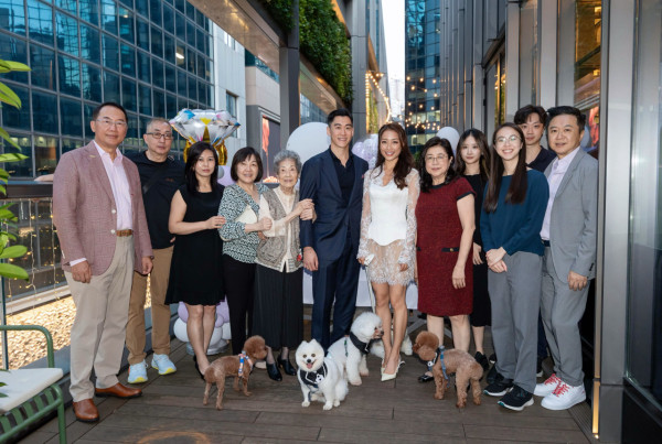 35岁前港姐户外签字低调注册结婚！IG公布喜讯荣升人妻：“from Miss to Mrs”