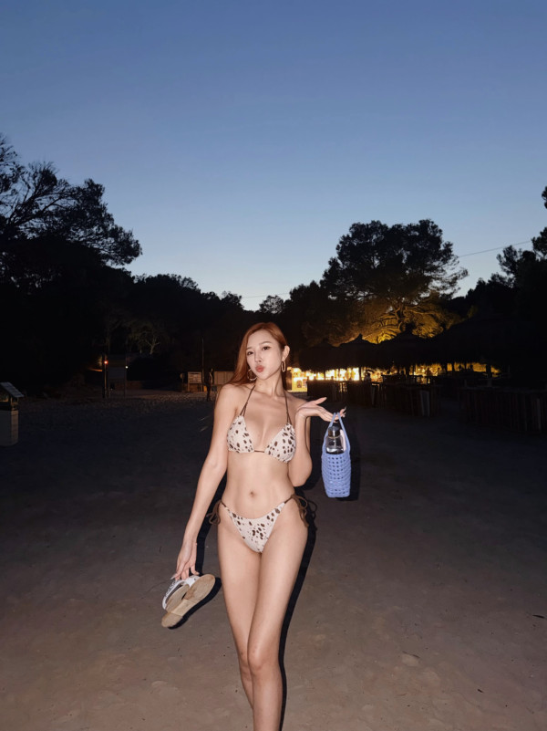 28歲TVB邪花晒乳牛泳衣裝盡露巨胸蜂腰！衝擊網民眼球狂洗版噴鼻血：招架不住