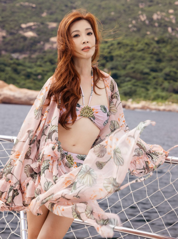 百亿港姐冠军罕有性感出海大解放！倾身晒S字曲线获封“最索人妻”