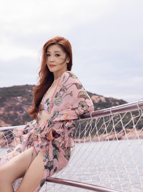 百亿港姐冠军罕有性感出海大解放！倾身晒S字曲线获封“最索人妻”
