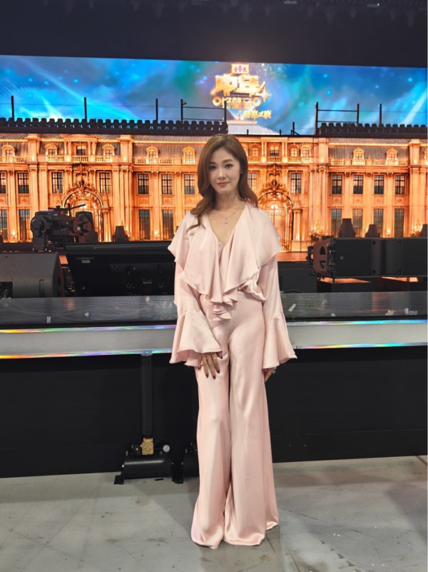 百亿港姐冠军罕有性感出海大解放！倾身晒S字曲线获封“最索人妻”