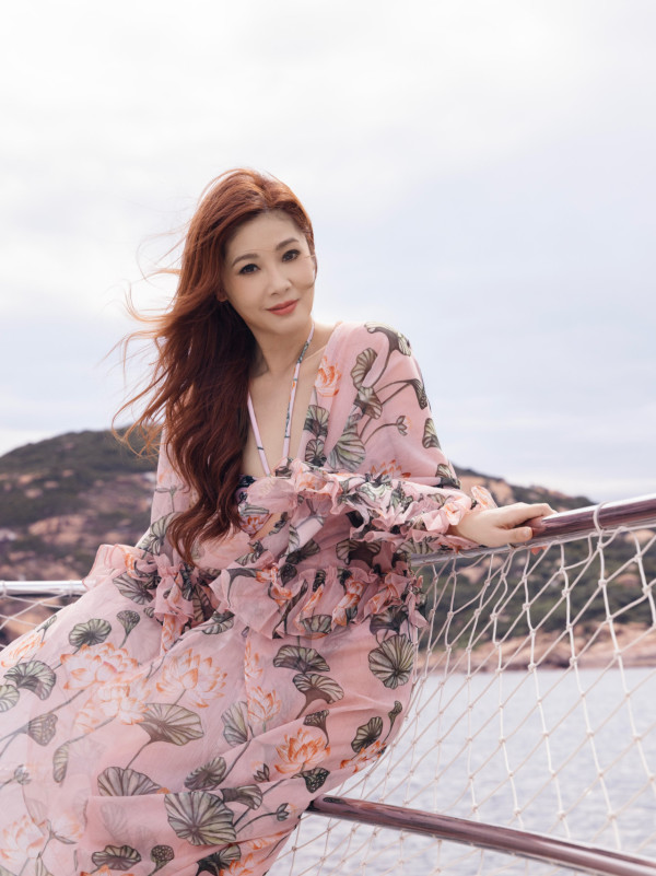 百亿港姐冠军罕有性感出海大解放！倾身晒S字曲线获封“最索人妻”