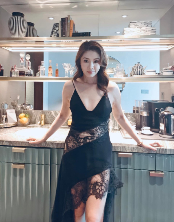 百亿港姐冠军罕有性感出海大解放！倾身晒S字曲线获封“最索人妻”