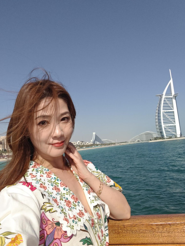 百亿港姐冠军罕有性感出海大解放！倾身晒S字曲线获封“最索人妻”