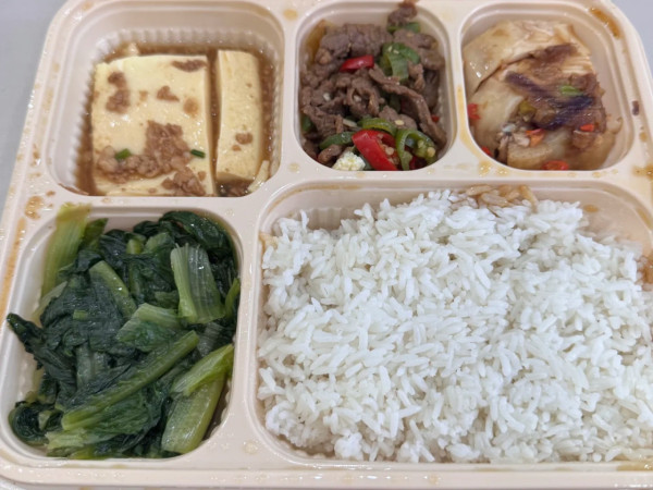 深圳餐廳派傳單貼5元人民幣真鈔吸客！ 老闆稱「回饋上班族」惹網民熱議 