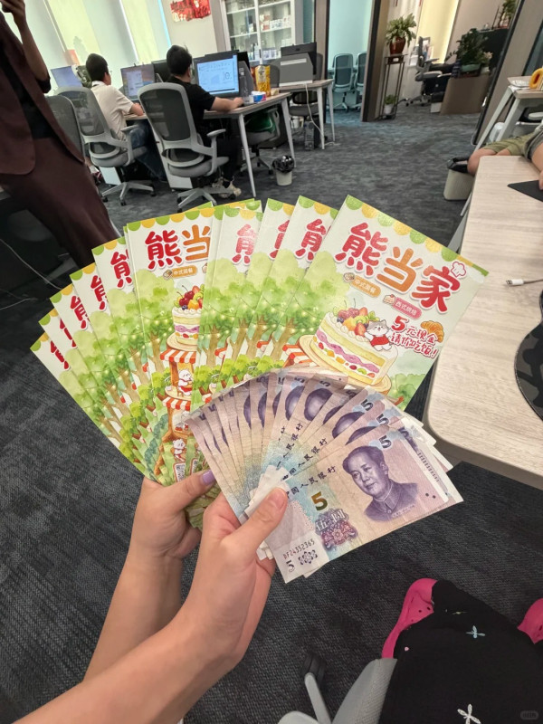 深圳餐廳派傳單貼5元人民幣真鈔吸客！ 老闆稱「回饋上班族」惹網民熱議 
