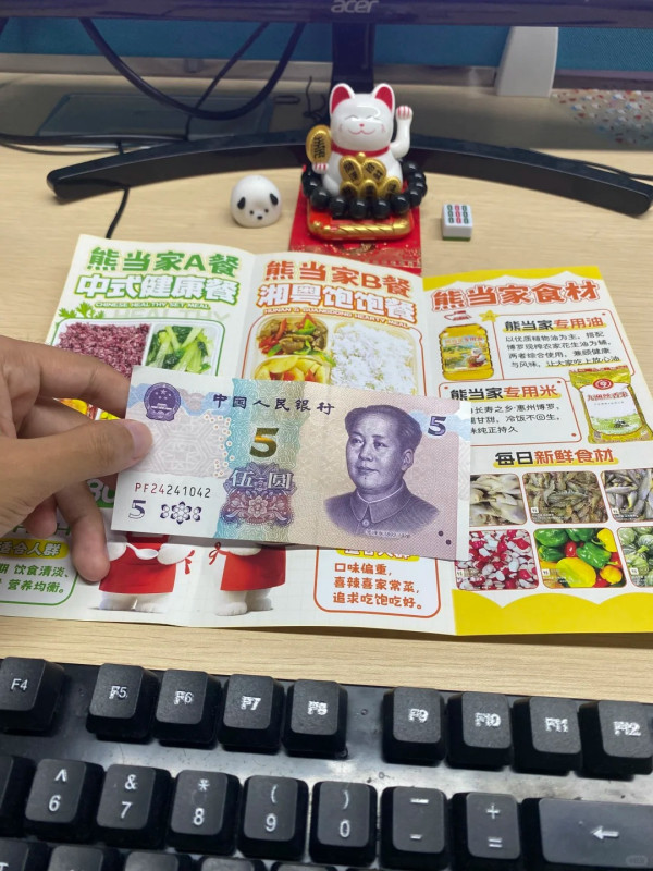 深圳餐廳派傳單貼5元人民幣真鈔吸客！ 老闆稱「回饋上班族」惹網民熱議 