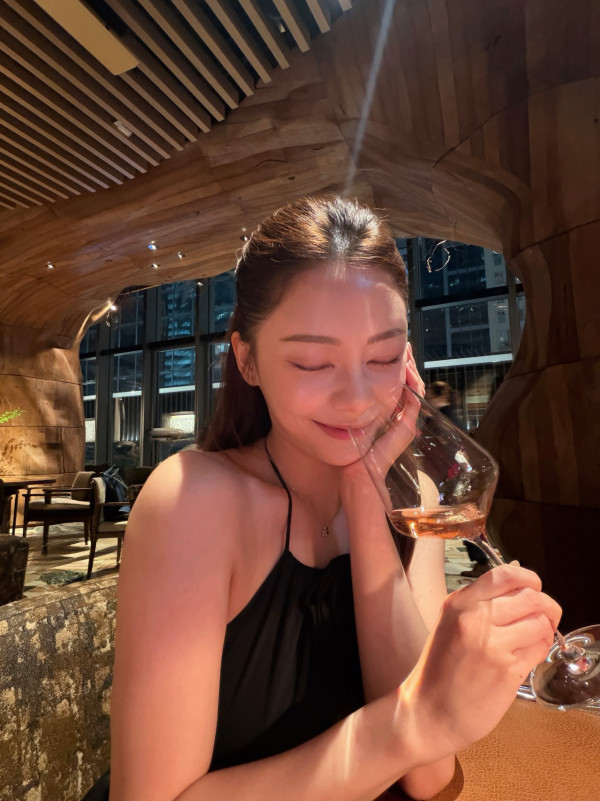 葉蒨文GM慶祝拍拖一周年被質疑情變！網民揪出三細節揣測感情已觸礁