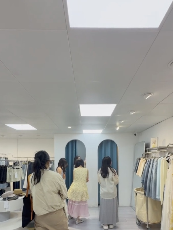 深圳龍崗女裝自助店地鐵直達！上千款式/零推銷無壓力試穿/均價百元內 