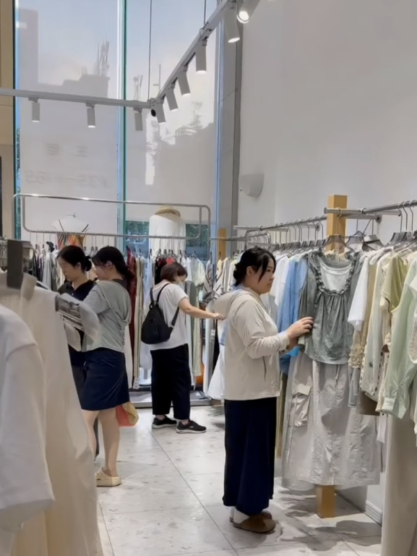 深圳龍崗女裝自助店地鐵直達！上千款式/零推銷無壓力試穿/均價百元內 