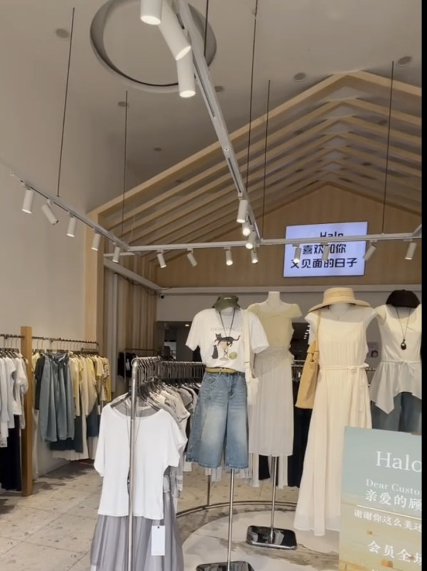 深圳龍崗女裝自助店地鐵直達！上千款式/零推銷無壓力試穿/均價百元內 