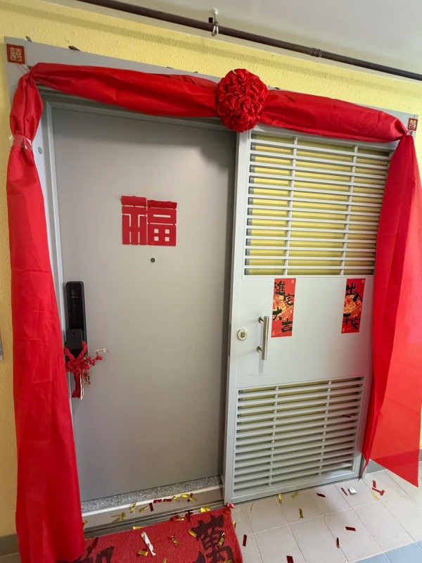 居屋新居入伙大门挂巨型红绣球!街坊惊爆似结婚!屋主亲解系1地方文化习俗