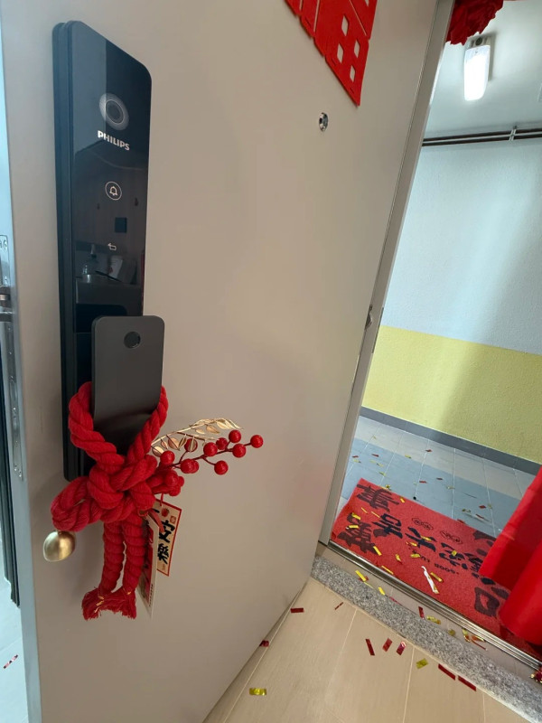 居屋新居入伙大门挂巨型红绣球！街坊惊爆似结婚！屋主亲解系1地方文化习俗