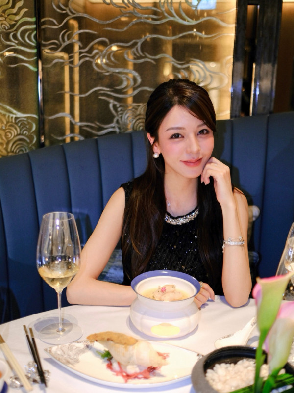 32歲女藝人誕雙胞胎搞百日宴盛大報喜！四大星級人妻閨蜜團撐場盡顯人緣