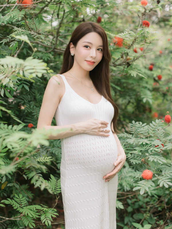 32歲女藝人誕雙胞胎搞百日宴盛大報喜！四大星級人妻閨蜜團撐場盡顯人緣