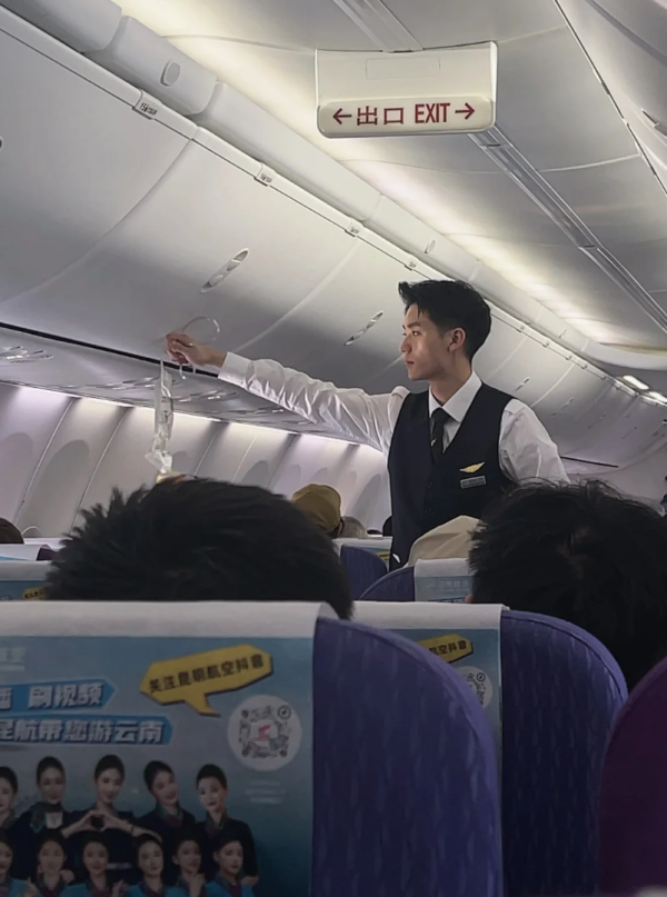神級顏值！內地靚仔空少憑帥氣側顏爆紅 網民集體心動：求搭同班機！ 