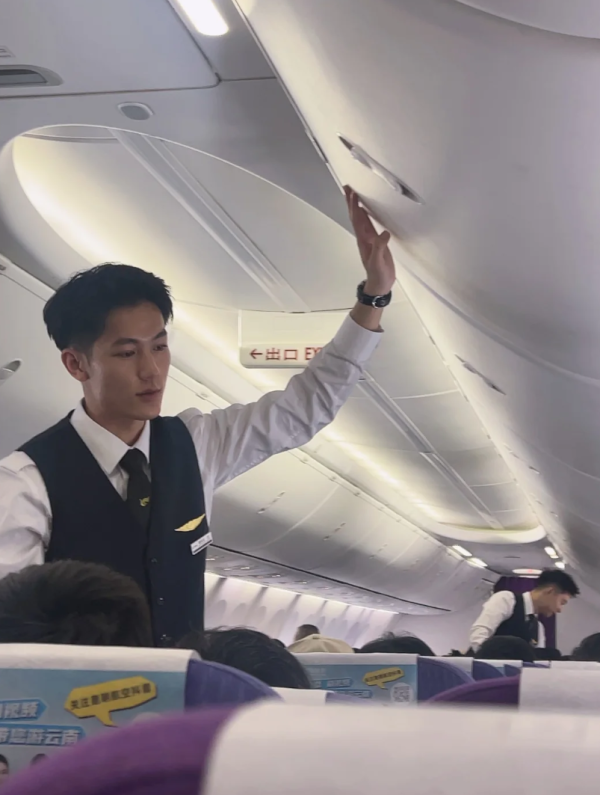 神級顏值！內地靚仔空少憑帥氣側顏爆紅 網民集體心動：求搭同班機！ 