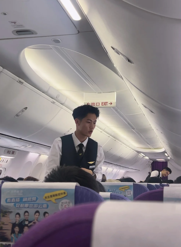 神級顏值！內地靚仔空少憑帥氣側顏爆紅 網民集體心動：求搭同班機！ 