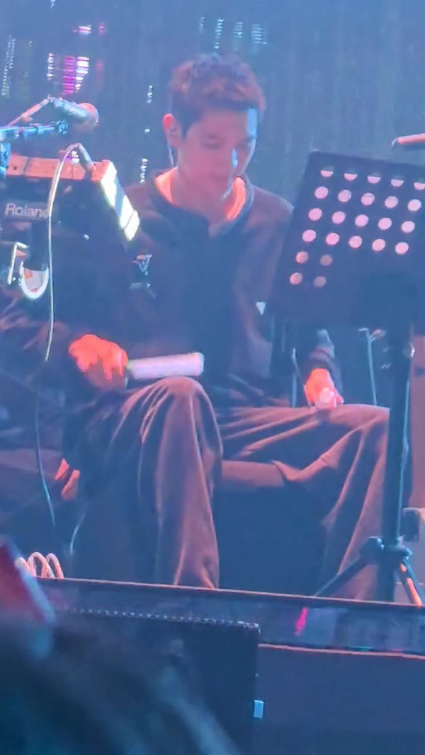 张智霖上海演唱会与19岁儿子罕见同台！魔童最新正面照获赞抢尽风头：大帅哥