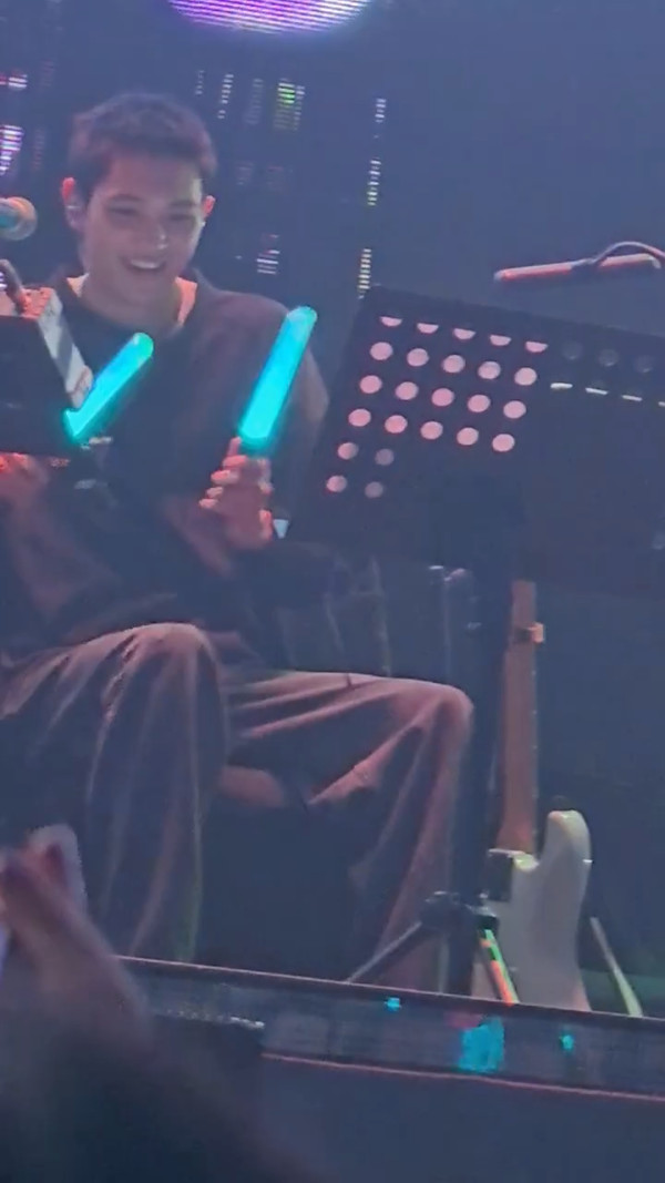 张智霖上海演唱会与19岁儿子罕见同台！魔童最新正面照获赞抢尽风头：大帅哥