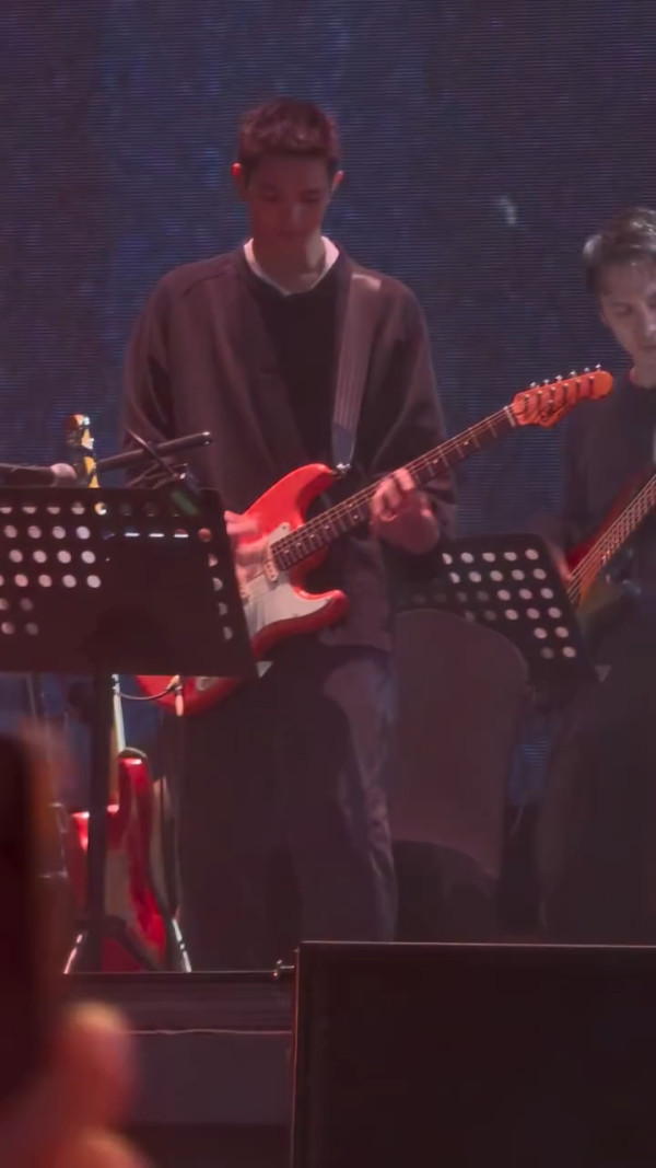张智霖上海演唱会与19岁儿子罕见同台！魔童最新正面照获赞抢尽风头：大帅哥