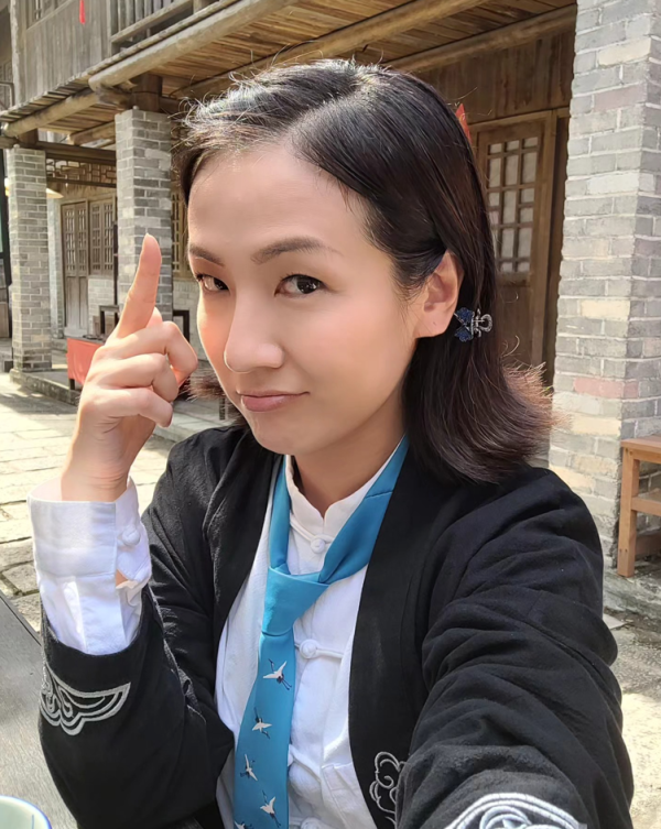 43岁资深女艺人无预警宣布离巢!御用配角曾参演过百部剧 含泪告别:小妹行咗二几年
