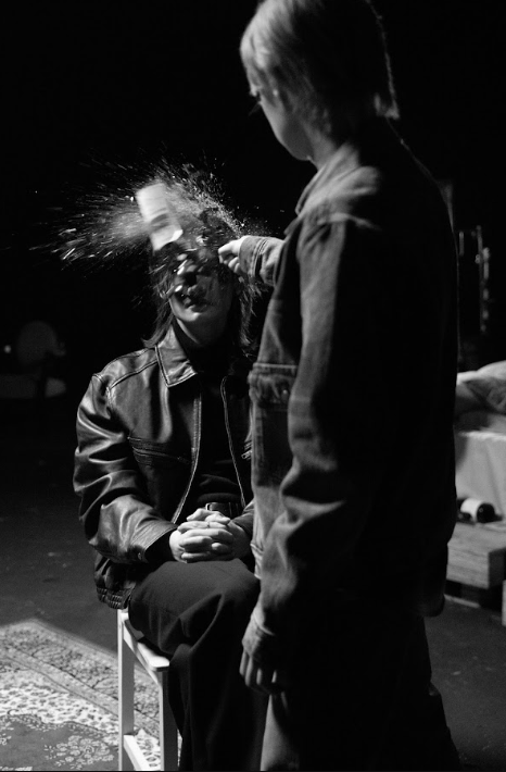 MIRROR隊友義氣力撐!Tiger邱傲然首度為Jeremy執導MV!超長皮褸象徵蛇之綑綁