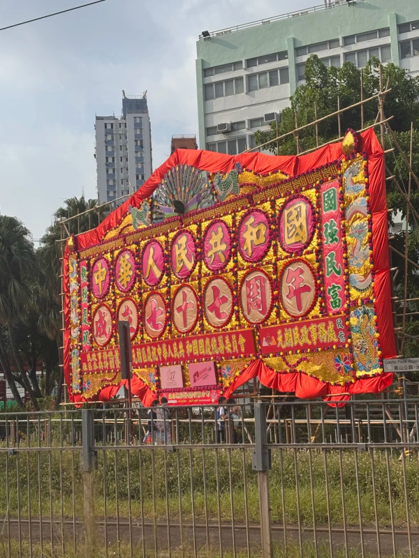 內地遊客稱香港用最「傳統」的方式慶祝國慶 大讚手藝震撼：越看越好看 