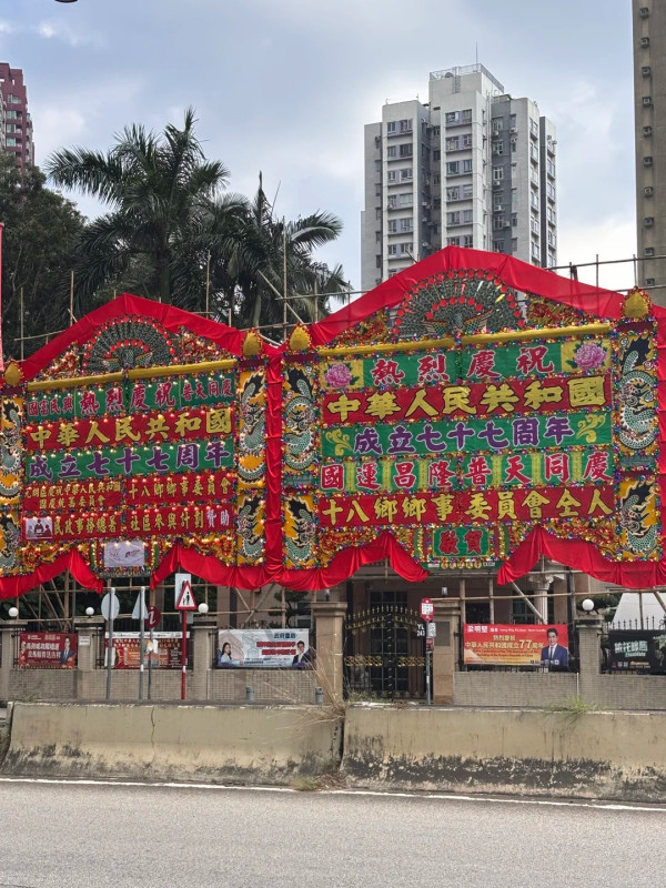 內地遊客稱香港用最「傳統」的方式慶祝國慶 大讚手藝震撼：越看越好看 