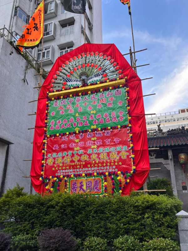 內地遊客稱香港用最「傳統」的方式慶祝國慶 大讚手藝震撼：越看越好看 