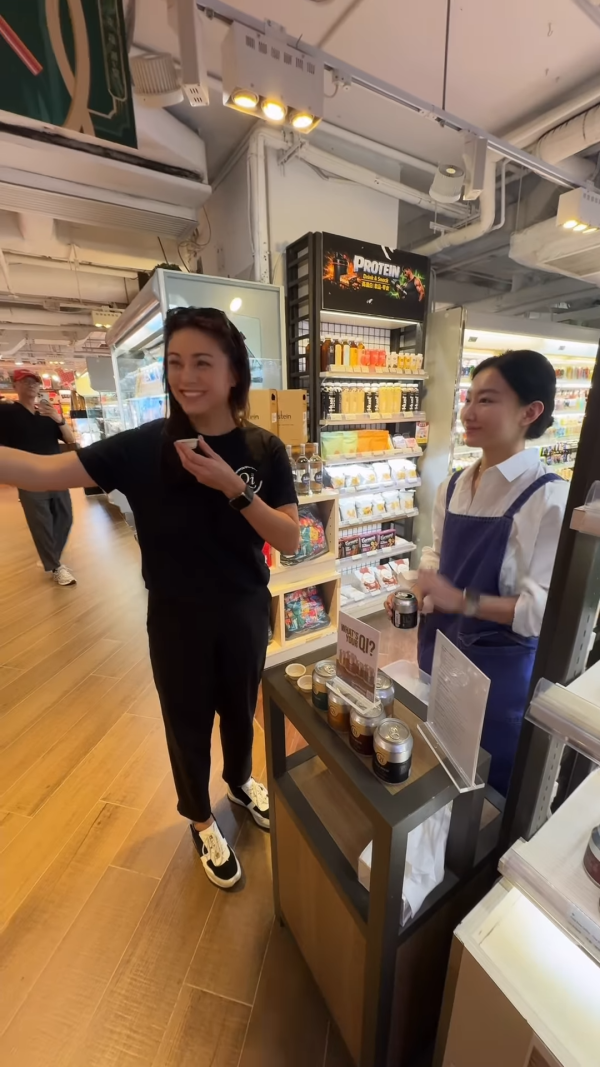 廖碧兒與70歲百億男友首次同框極甜蜜！IG拍片意外洩蜜一細節揭男方默默護花