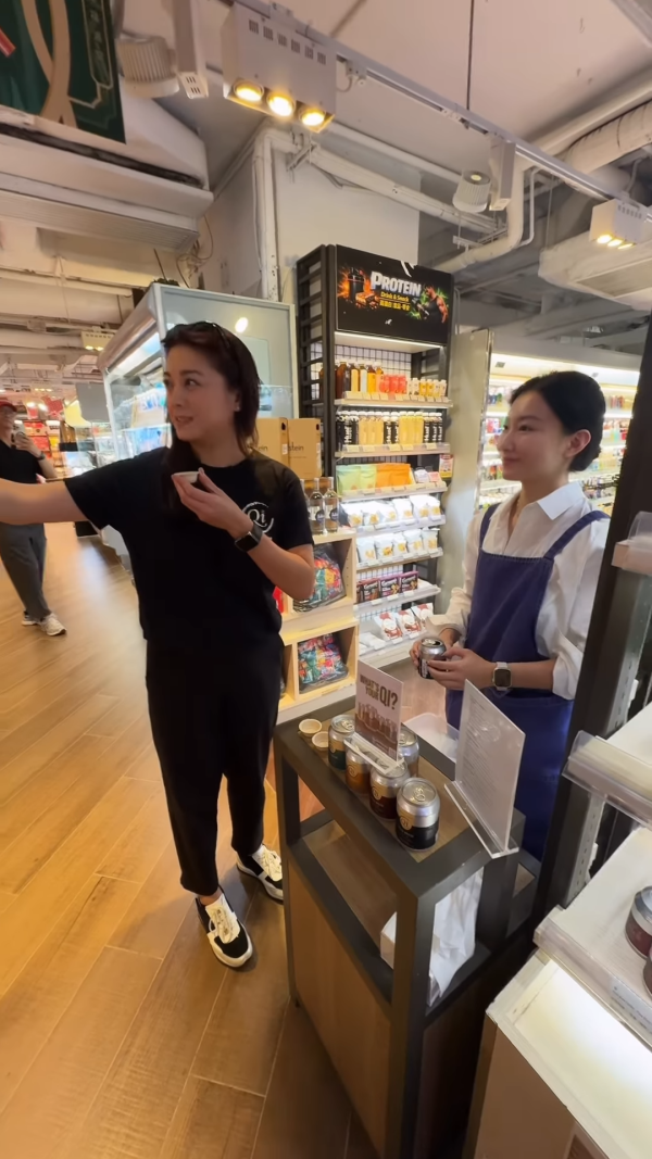 廖碧兒與70歲百億男友首次同框極甜蜜！IG拍片意外洩蜜一細節揭男方默默護花