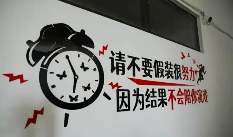 柬埔寨電詐園區曝光！容納2萬人「城中城」內部直擊　牆上貼滿毒雞湯：業績就是尊嚴