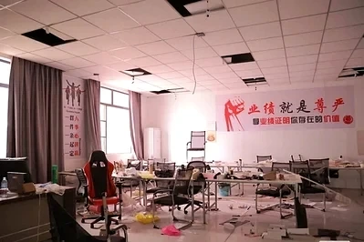 柬埔寨電詐園區曝光！容納2萬人「城中城」內部直擊　牆上貼滿毒雞湯：業績就是尊嚴